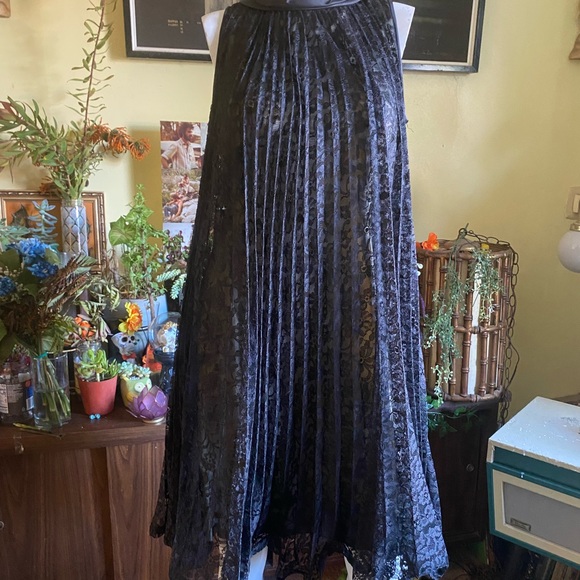 Vintage ladies black lace trapeze tent a line flowing mod gothic pleated dress - Picture 13 of 13